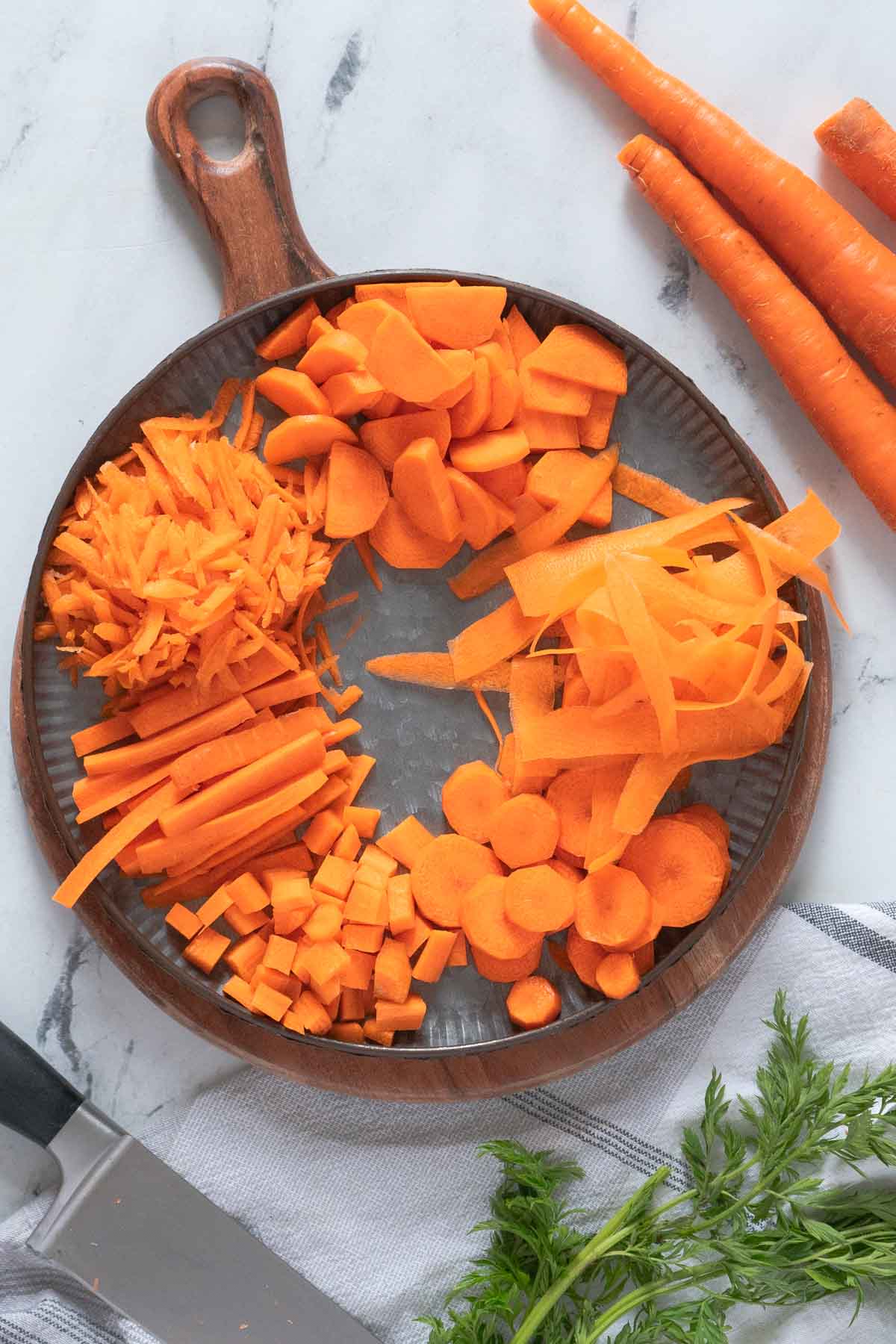 https://www.peelwithzeal.com/wp-content/uploads/2023/01/how-to-cut-carrots-salad.jpg