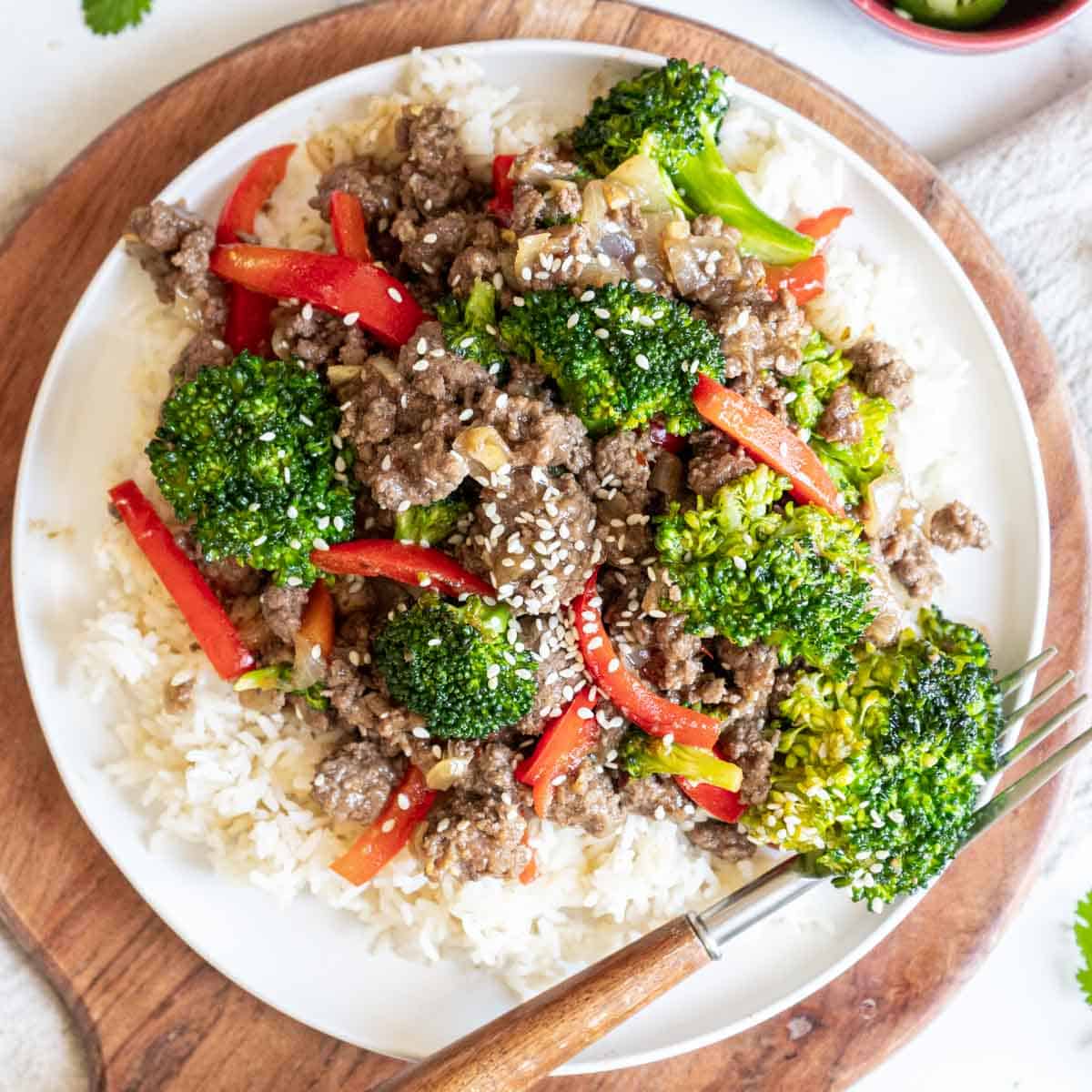 https://www.peelwithzeal.com/wp-content/uploads/2023/04/ground-beef-and-broccoli.jpg